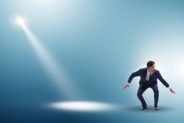 Spot ışığı altındaki iş adamları