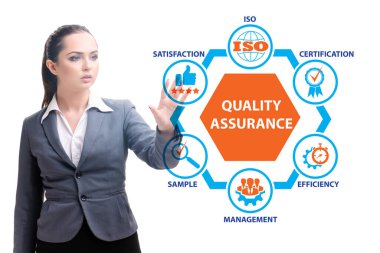 Kalite güvencesi konseptinde iş kadını