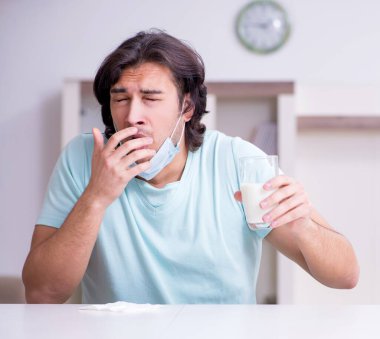 Alerjisi olan genç adam.