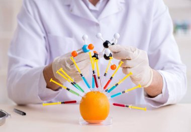 Erkek beslenme uzmanı gıda ürünlerini laboratuarda test ediyor.