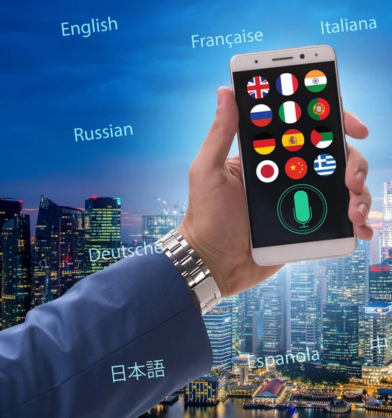 Concepto Traducción Tiempo Real Con Aplicación Para Teléfonos Inteligentes — Foto de Stock