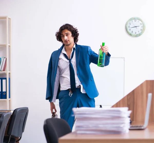 Young Drunk Employee Office — Stock Photo, Image