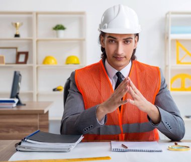 Ofiste çalışan genç erkek mimar.