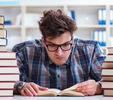 İnek öğrenci üniversite sınavlarına hazırlanıyor.