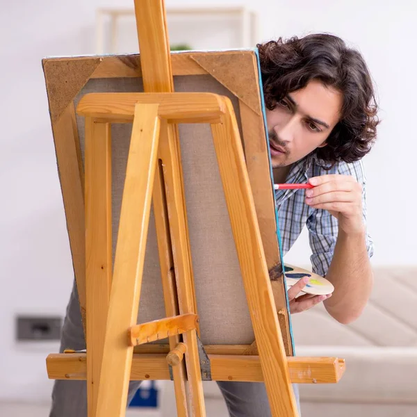 Joven Guapo Disfrutando Pintura Casa — Foto de Stock
