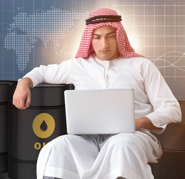 ラップトップで原油を取引するアラブの実業家 — ストック写真