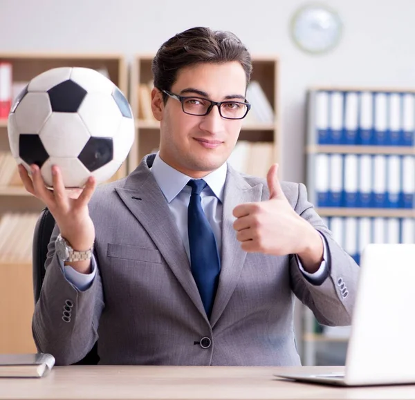 Бизнесмен Футбольным Мячом Офисе — стоковое фото