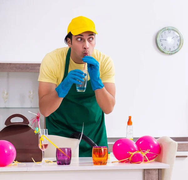 Jonge Mannelijke Aannemer Doet Huishoudelijk Werk Het Feest — Stockfoto