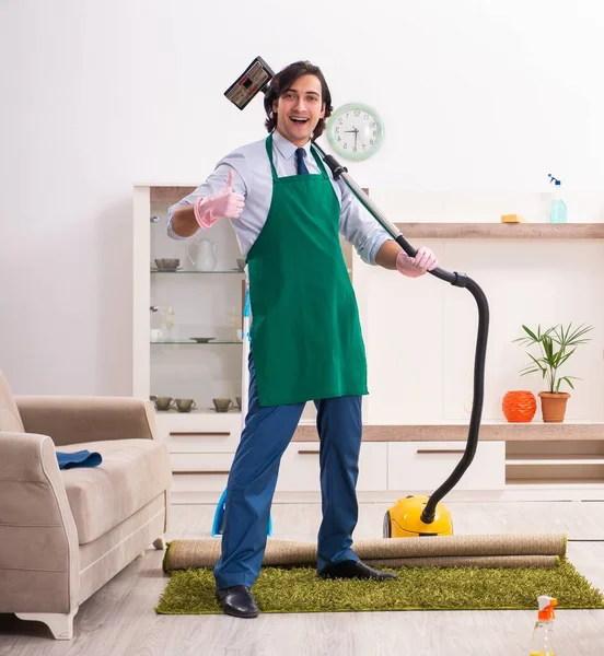 Młody Biznesmen Sprzątający Dom — Zdjęcie stockowe