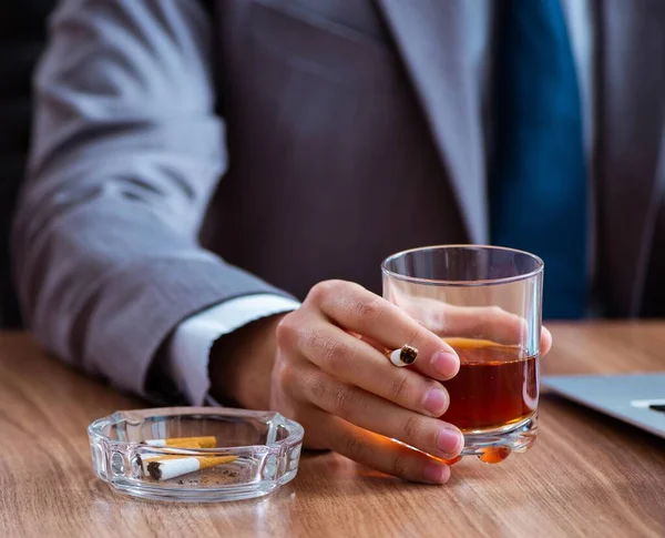 Erkek Çalışan Işyerinde Alkol Içiyor Sigara Içiyor — Stok fotoğraf
