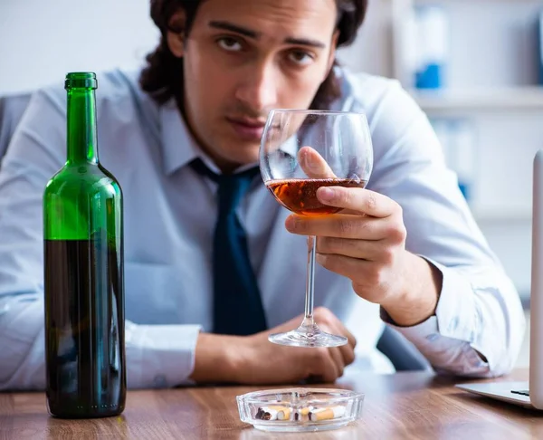 Mannelijke Werknemer Die Alcohol Drinkt Sigaretten Rookt Werkvloer — Stockfoto