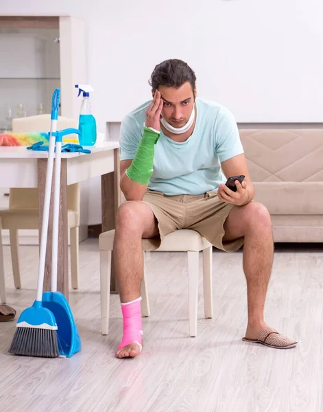 Young Injured Man Cleaning House — Stock Photo, Image