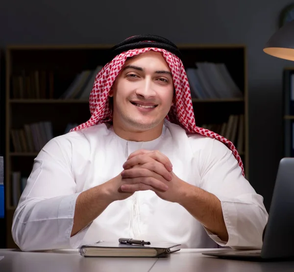 Arabski Biznesmen Pracujący Późna Biurze — Zdjęcie stockowe