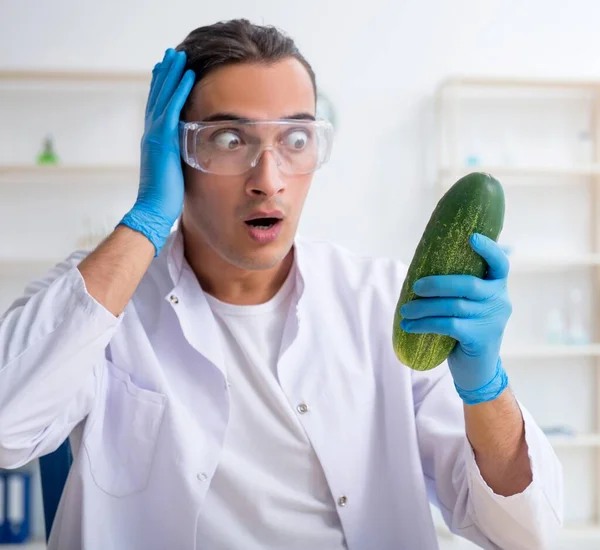 Experto Nutrición Masculina Prueba Verduras Laboratorio —  Fotos de Stock