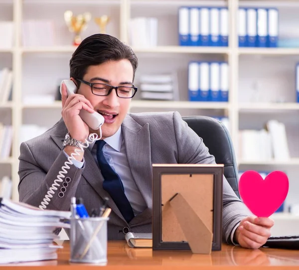 Hombre Negocios Sintiendo Amor Amado Oficina —  Fotos de Stock