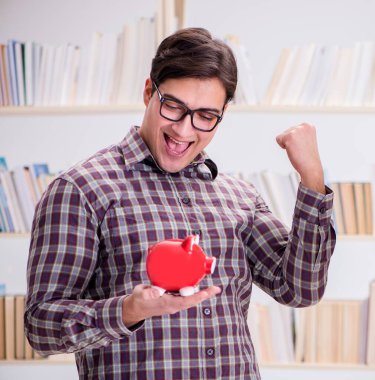 Pahalı ders kitapları konsepti içindeki genç öğrenci.