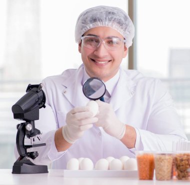 Beslenme uzmanı gıda ürünlerini laboratuvarda test ediyor.