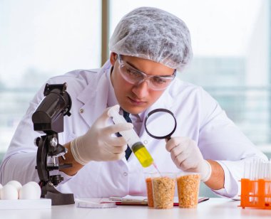 Beslenme uzmanı gıda ürünlerini laboratuvarda test ediyor.