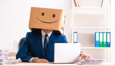 Kafası yerine kutusu olan mutlu adam.