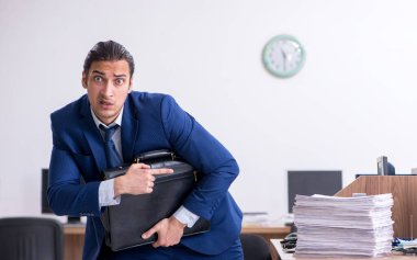 Ofiste çalışan yakışıklı genç işadamı.