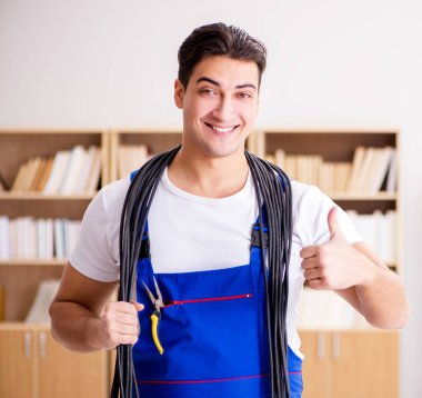 Evde elektrik tamiratı yapan adam.