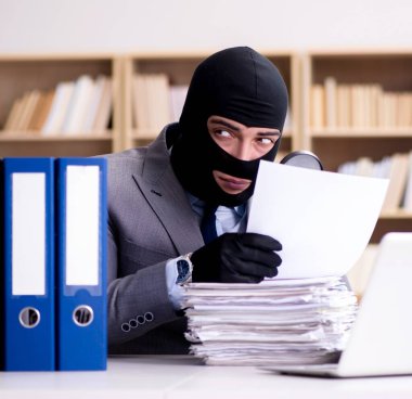 Ofiste kar maskesi takan suçlu işadamı.