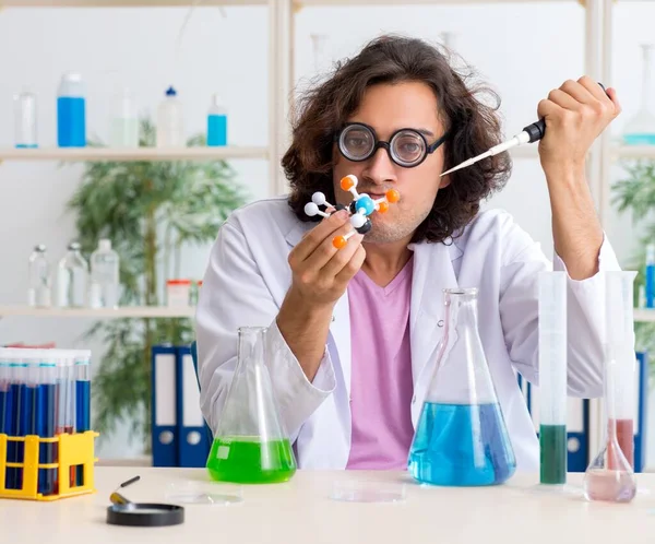 Químico Engraçado Sexo Masculino Que Trabalha Laboratório — Fotografia de Stock