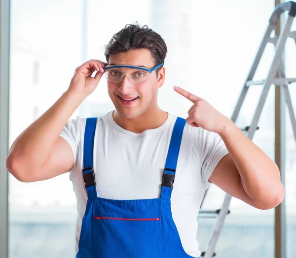 Der Junge Arbeiter Mit Schutzbrille — Stockfoto