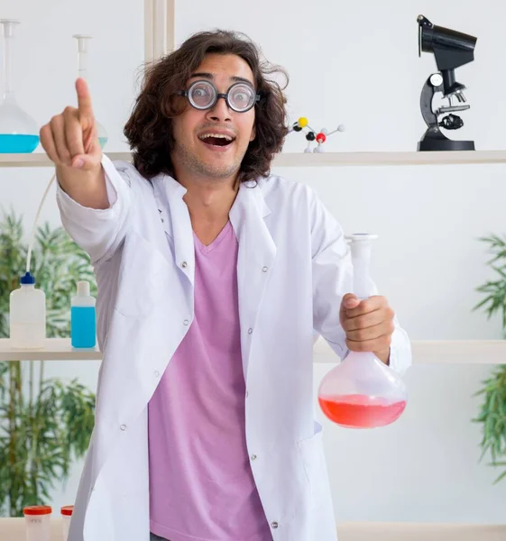 Смешной Химик Работающий Лаборатории — стоковое фото
