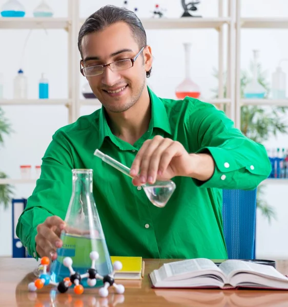 Chemistry Student Studying Exams — Stock Photo, Image