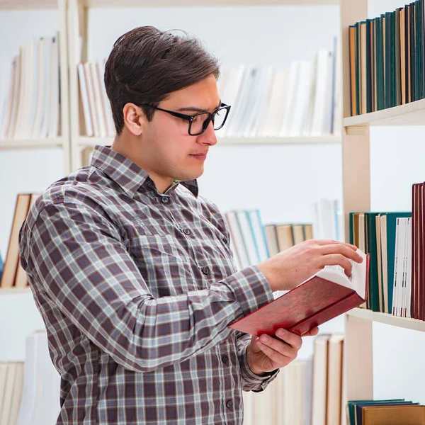 Młody Student Szuka Książek Bibliotece Uniwersyteckiej — Zdjęcie stockowe