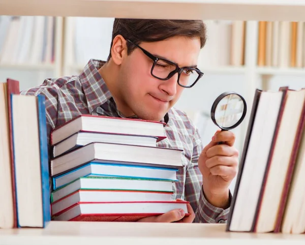 Молодой Студент Ищет Книги Библиотеке Колледжа — стоковое фото