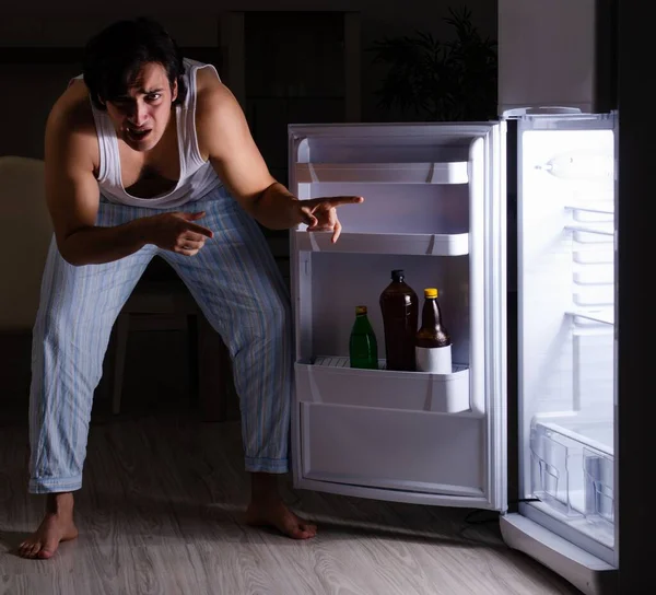 Manden Bryder Kost Natten Nærheden Køleskabet - Stock-foto