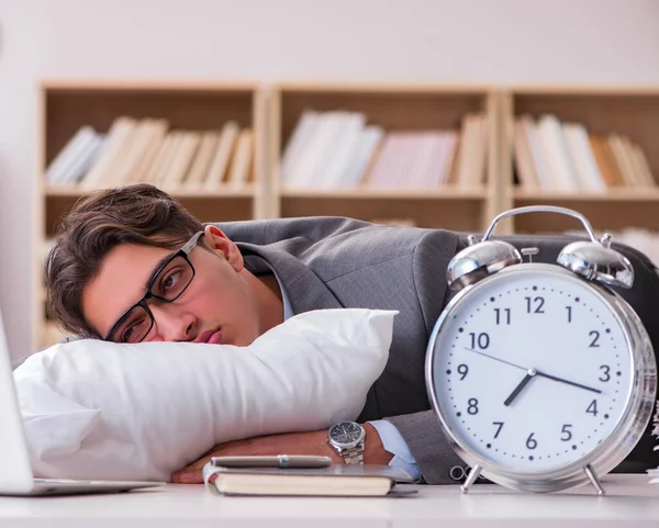 Hombre Cansado Durmiendo Casa Con Demasiado Trabajo — Foto de Stock