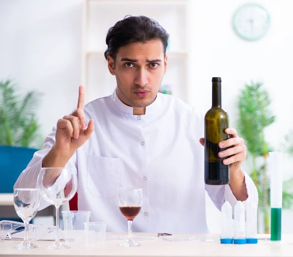 Αρσενικός Χημικός Που Εξετάζει Δείγματα Κρασιού Στο Εργαστήριο — Φωτογραφία Αρχείου