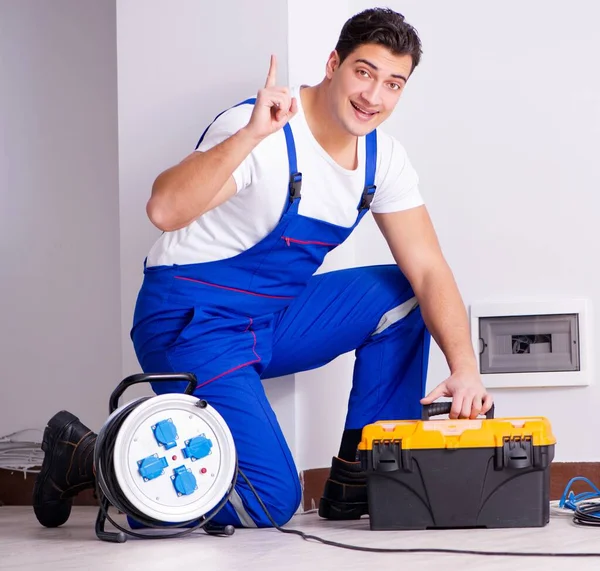 那个在家里修理电器的人 — 图库照片