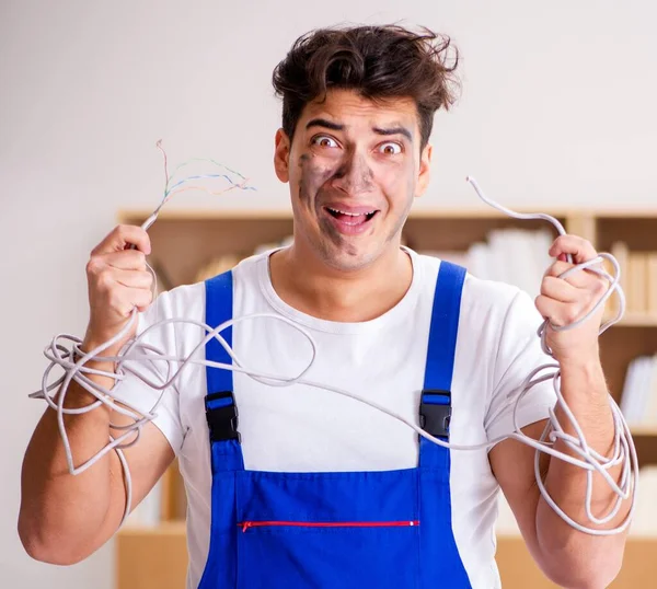 Grappige Man Doet Elektrische Reparaties Thuis — Stockfoto