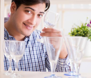 Genç yakışıklı adam dükkandan alışveriş yapıyor.