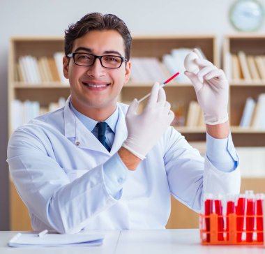 Bilim adamı organik meyve ve sebzeler üzerinde çalışıyor.