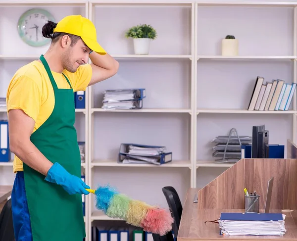Der Junge Männliche Auftragnehmer Putzt Das Büro — Stockfoto
