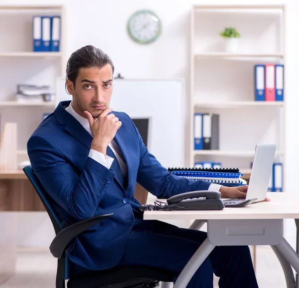 Der Junge Männliche Geschäftsmann Arbeitet Büro — Stockfoto
