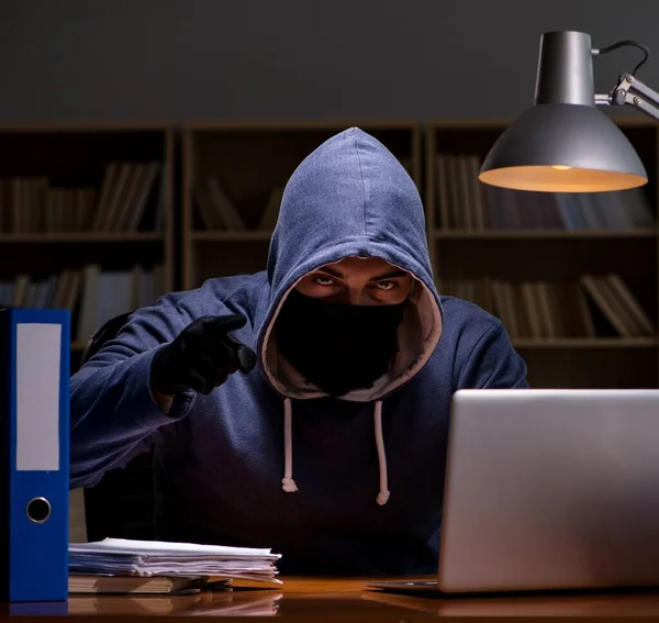 Haker Kradnący Dane Osobowe Domowego Komputera — Zdjęcie stockowe