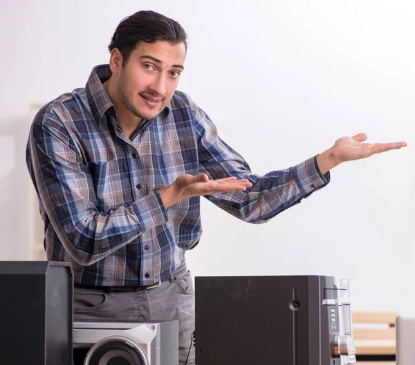 Young Engineer Repairing Musical System — Stock Photo, Image
