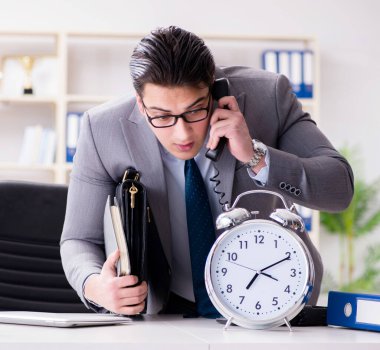 Ofise dalan işadamı.