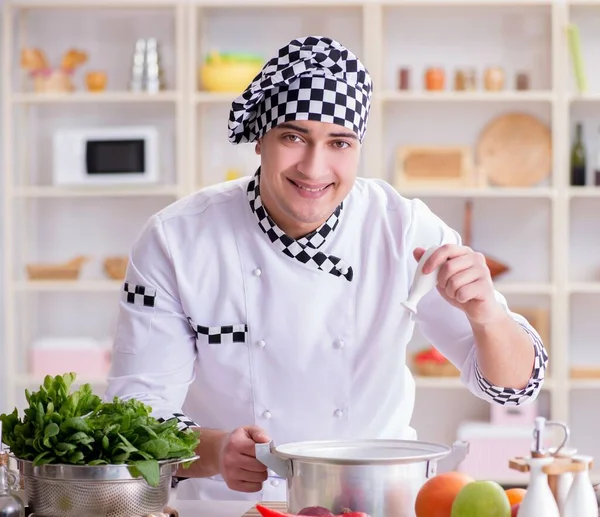 在厨房工作的年轻男厨师 — 图库照片