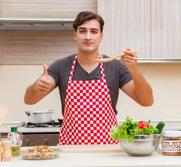 Homem Cozinheiro Masculino Preparar Comida Cozinha — Fotografia de Stock