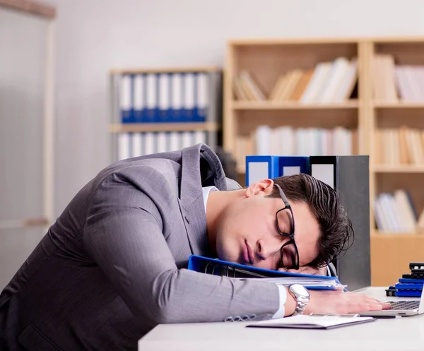 Ofiste Çalışan Uykulu Adamı — Stok fotoğraf