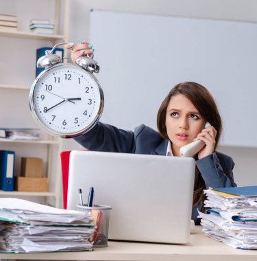 Güzel bayan çalışanımız aşırı çalışmaktan memnun değil.