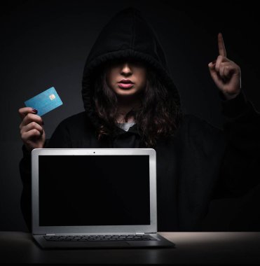 Geç saatlerde güvenlik duvarını hackleyen kadın hacker.