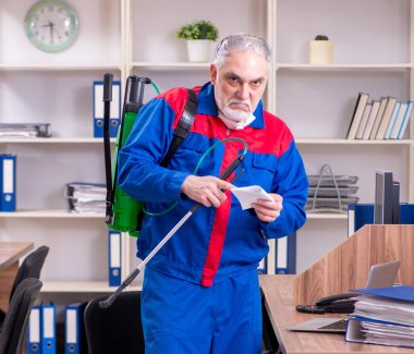 Ofiste haşere kontrolü yapan profesyonel müteahhit.